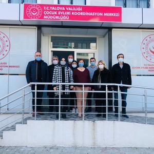 Belediye Meclis Üyemiz İle Belediye Kadın Hizmetlerinden Çocuklarımıza Anlamlı Hediye - fotoğraf 1