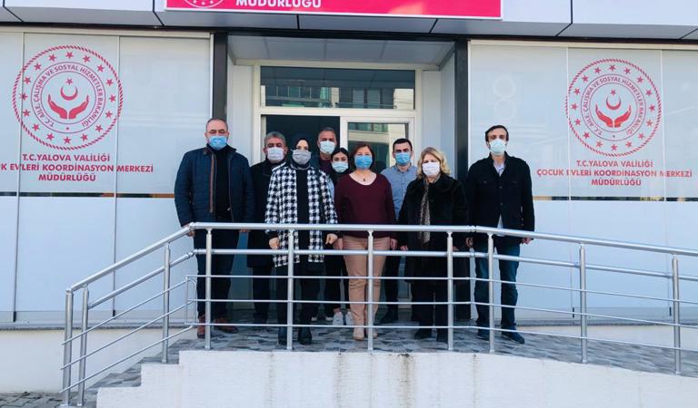 Belediye Meclis Üyemiz İle Belediye Kadın Hizmetlerinden Çocuklarımıza Anlamlı Hediye
