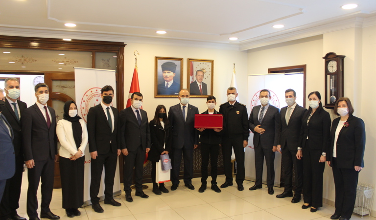 Türkiye’ nin 81 İlinde Hayata Geçirilen “Anadolu Gönül Yolu” Etkinliği Kapsamında Ay-Yıldızlı Şanlı Türk Bayrağımızı Bilecik İlimizden Teslim Aldık.