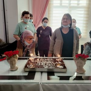 Lüleburgaz Ramazan Yaman Huzurevi ve Yaşlı Bakım Merkezimizden Hizmet Alan Yaşlılarımızın 8 Mart Dünya Kadınlar Gününü Kutladık - fotoğraf 4