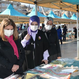 Sayın Valimiz ve Eşi Sevilay Coşkun Hanımefendi 8 Mart Dünya Kadınlar Gününde Kadın Kooperatifleri Stantlarını Ziyaret Etti - fotoğraf 8
