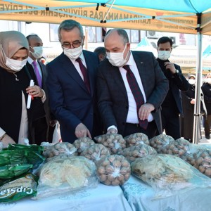 Sayın Valimiz ve Eşi Sevilay Coşkun Hanımefendi 8 Mart Dünya Kadınlar Gününde Kadın Kooperatifleri Stantlarını Ziyaret Etti - fotoğraf 11