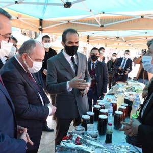 Sayın Valimiz ve Eşi Sevilay Coşkun Hanımefendi 8 Mart Dünya Kadınlar Gününde Kadın Kooperatifleri Stantlarını Ziyaret Etti - fotoğraf 6