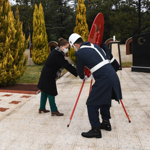 18 Mart Şehitleri Anma Günü ve Çanakkale Zaferi'nin 106. yıl dönümü dolayısıyla Şehitlik’te tören düzenlendi. - fotoğraf 2