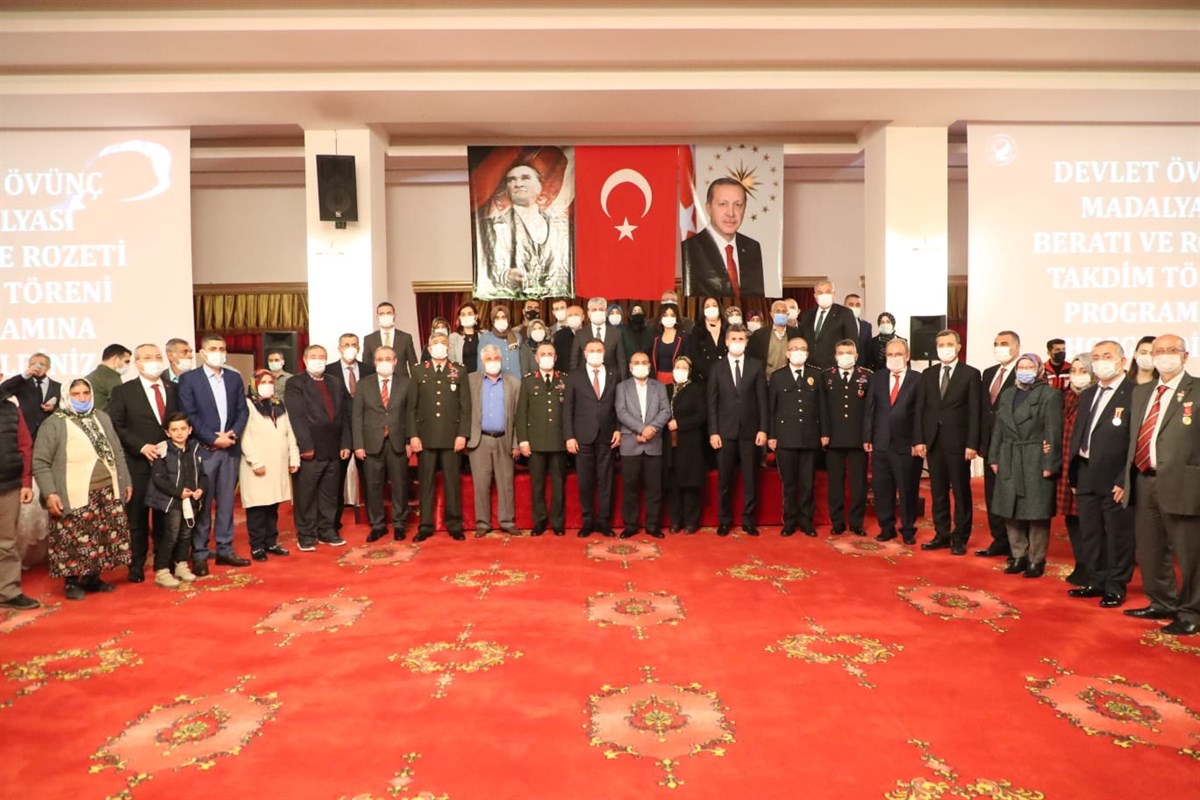 Şehit Ailelerine ve Gazilerimize Devlet Övünç Madalyası Takdim Edildi.