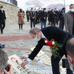 Çanakkale Deniz Zaferi’nin 106. yıl dönümü Bayburt Şehitliği’nde düzenlenen törenle kutlandı. - fotoğraf 3