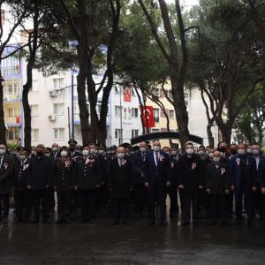 18 Mart Şehitleri Anma Günü ve Çanakkale Zaferi'nin 106. Yıldönümünde, Manisa Şehitliği'nde Tören Düzenlendi - fotoğraf 1