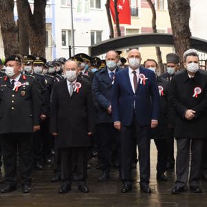 18 Mart Şehitleri Anma Günü ve Çanakkale Zaferi'nin 106. Yıldönümünde, Manisa Şehitliği'nde Tören Düzenlendi - fotoğraf 2