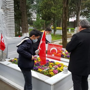 Gelibolu Yarımadası’ndan Alınan Toprak, Yalova Şehitliği’nde Kabirlere Bırakılmıştır. - fotoğraf 4