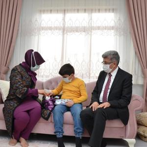 Vali Bilmez ve eşi Meral Bilmez Şehit Aileleri'ni ziyaret etti. - fotoğraf 4