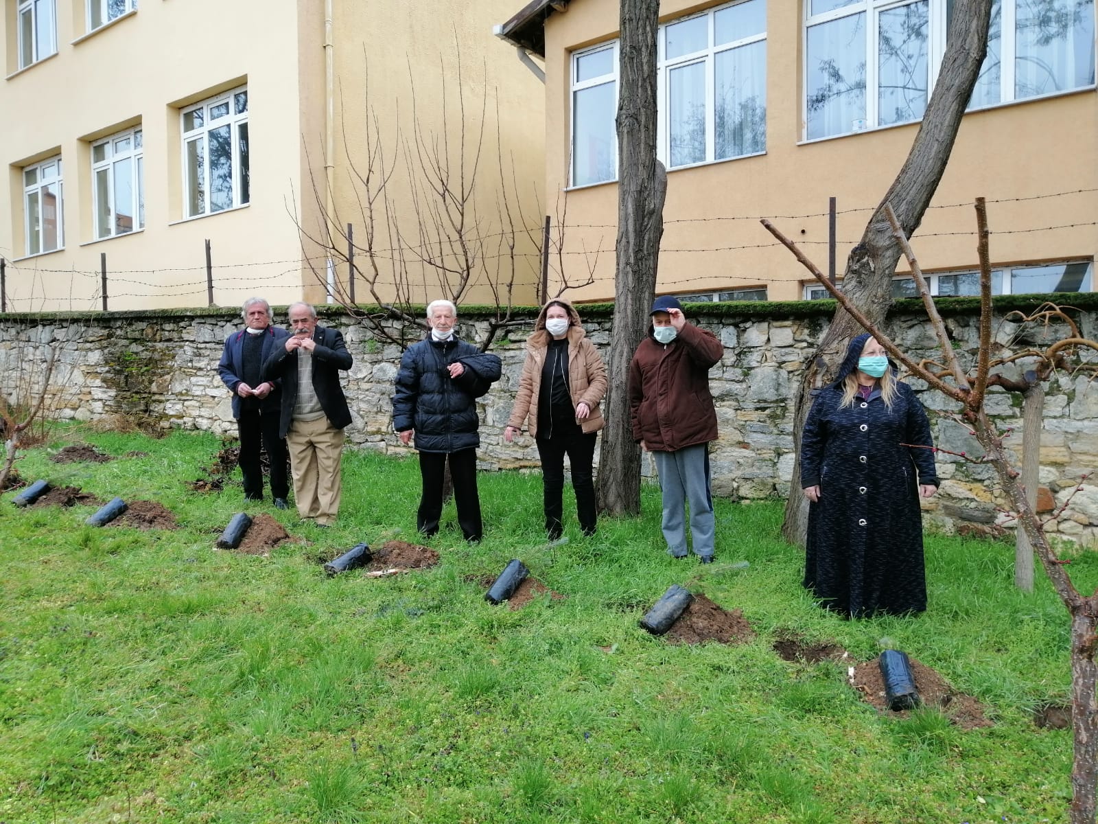 COVID-19 Nedeniyle Yaklaşık Bir Yıldır Kuruluş Dışına Çıkamayan Yaşlılar Normalleşme ile Birlikte Ağaç Diktiler 