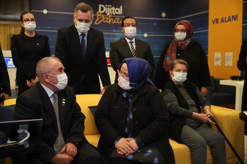 Bakan Selçuk,  Huzurevlerinde "Dijital Bahar" Projesi Tanıtım Toplantısı’na Katıldı