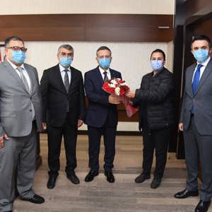2 Nisan Dünya Otizm Farkındalık Günü kapsamında İl Müdürümüz Ömer Turan, Aydın Otizm Derneği Başkanı Adnan Özdemir ve beraberindeki heyet, Valimiz Sayın Hüseyin Aksoy’u ziyaret etti - fotoğraf 2