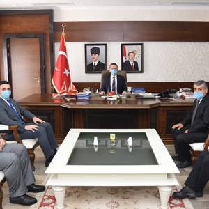 2 Nisan Dünya Otizm Farkındalık Günü kapsamında İl Müdürümüz Ömer Turan, Aydın Otizm Derneği Başkanı Adnan Özdemir ve beraberindeki heyet, Valimiz Sayın Hüseyin Aksoy’u ziyaret etti - fotoğraf 1