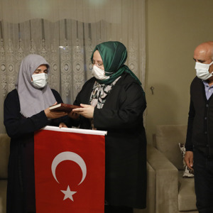 Bakan Selçuk, İftarda “Reşat Baba” Olarak Tanınan Kıbrıs Gazisi’nin Evine Konuk Oldu - fotoğraf 7