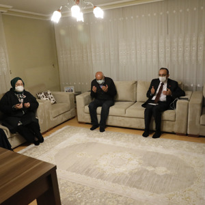 Bakan Selçuk, İftarda “Reşat Baba” Olarak Tanınan Kıbrıs Gazisi’nin Evine Konuk Oldu - fotoğraf 8