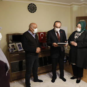 Bakan Selçuk, İftarda “Reşat Baba” Olarak Tanınan Kıbrıs Gazisi’nin Evine Konuk Oldu - fotoğraf 9