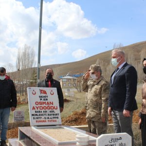 Şehit P.Er Osman AYDOĞDU Şehadetinin Seni-i Devriyesinde Kabri Başında Dualarla Anıldı - fotoğraf 7