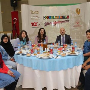 Valimiz Dr. Osman VAROL ve eşi Funda VAROL Hanımefendi İl Müdürlüğümüz Tarafından Verilen İftar Programına Katıldılar. - fotoğraf 1