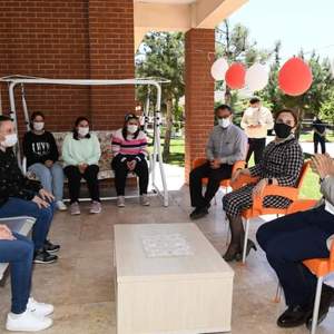 Valimiz Sayın Funda KOCABIYIK Engelliler Haftası dolayısıyla Engelsiz Yaşam Bakım Rehabilitasyon ve Aile Danışma Merkezimizi ziyaret etti. - fotoğraf 4