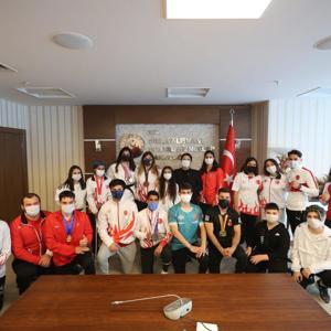 Bakan Yanık, 19 Mayıs’ta 19 milli sporcuyla buluştu - fotoğraf 2