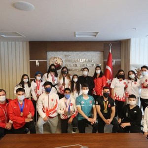 Bakan Yanık, 19 Mayıs’ta 19 milli sporcuyla buluştu - fotoğraf 4