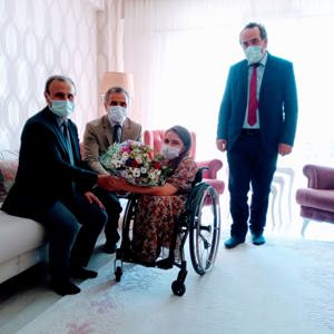 KAHVERENGİ DALLARDAN PEMBE ÇİÇEKLER AÇTIĞI SÜRECE UMUTSUZLUĞA GEREK YOK - fotoğraf 1