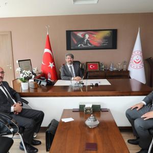 Engelli ve Yaşlı Hizmetleri Genel Müdürümüz Uzm. Dr. Orhan KOÇ'u İl Müdürümüz İbrahim AKYÜZ ve İl Müdür Yardımcımız Mahmut KILIÇ makamında ziyaret ettiler - fotoğraf 1