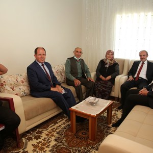 Bayburt Valisi Cüneyt EPCİM, Demirözü ve Gökçedere'de Bulunan Şehit Ailelerimizi Ziyaret Etti - fotoğraf 3