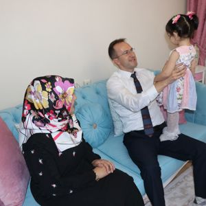 İş Dönüşü Yolunu Gözleyen Küçük Kızlarıyla Mutlulukları Katlandı - fotoğraf 5