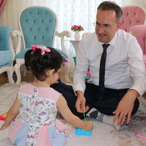 İş dönüşü yolunu gözleyen küçük kızlarıyla mutlulukları katlandı - fotoğraf 1