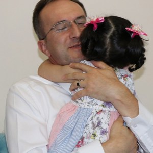 İş dönüşü yolunu gözleyen küçük kızlarıyla mutlulukları katlandı - fotoğraf 2