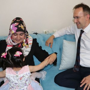 İş dönüşü yolunu gözleyen küçük kızlarıyla mutlulukları katlandı - fotoğraf 3