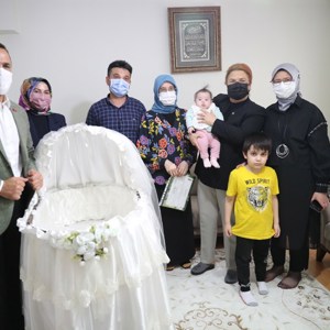 Bakanımız Derya Yanık Beyoğlu Belediyesinin "Hoş Geldin Bebek" projesi kapsamında yeni doğan bir bebeği ziyaret etti - fotoğraf 1