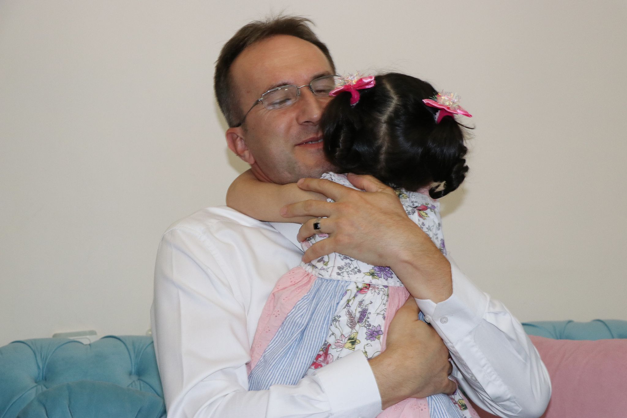 İş dönüşü yolunu gözleyen küçük kızlarıyla mutlulukları katlandı