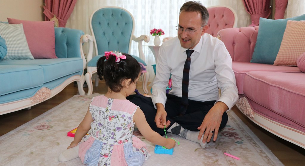 İş Dönüşü Yolunu Gözleyen Küçük Kızlarıyla Mutlulukları Katlandı