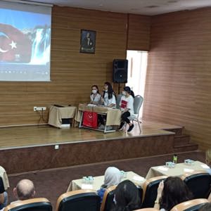 Gençlerimiz Çevrimiçi Münazara Turnuvası'nda fikirlerinin gücünü masaya yatırdı. - fotoğraf 1