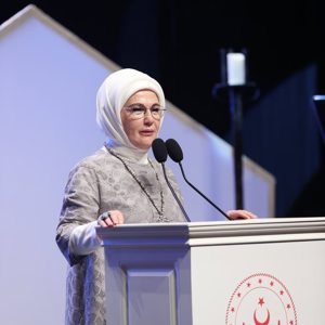 Çocuklarımız Saygıdeğer Emine Erdoğan Hanımefendi’nin teşrifleriyle gerçekleşen Hayata Köprü Sanat programda hünerlerini sergiledi. - fotoğraf 2