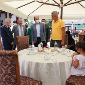 Vali Vahdettin Özkan ve eşi Dr. Ruhan Özkan, Şehit Aileleri ve Gazilerimizle Bir Araya Geldi - fotoğraf 3