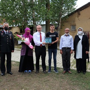 Bayburt Valisi Cüneyt EPCİM Öncülüğünde İlimizdeki Şehit Ailesi ve 15 Temmuz Gazisi Ziyaret Edildi - fotoğraf 1