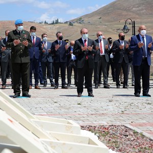 15 Temmuz Demokrasi Ve Milli Birlik Günü Dolayısıyla Bayburt Şehitliği’nde Tören Düzenlendi - fotoğraf 2