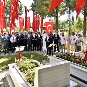 15 Temmuz Demokrasi ve Milli Birlik Günü programı çelenk sunma töreni ile başladı - fotoğraf 1