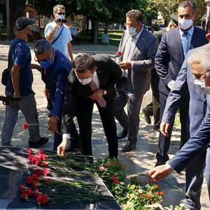 15 Temmuz Demokrasi ve Milli Birlik Günü programı çelenk sunma töreni ile başladı - fotoğraf 3