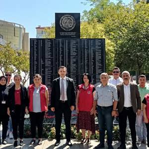 15 Temmuz Demokrasi ve Milli Birlik Günü programı çelenk sunma töreni ile başladı - fotoğraf 4