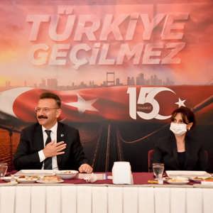 İl müdürümüz Ömer Turan Valimiz Sayın Hüseyin Aksoy başkanlığında 15 Temmuz Demokrasi ve Milli Birlik Günü nedeniyle düzenlenen yemek programında Şehit ve Gazi Aileleri ile bir araya geldi - fotoğraf 1