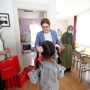 Bakanımız Sn. Derya Yanık, bayramda çocuklarımızın ve büyüklerimizin misafiri oldu. - fotoğraf 2