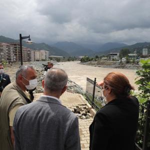 Aile ve Sosyal Hizmetler Bakanımız Derya Yanık, selden etkilenen Rize ve Artvin'de incelemelerde bulundu - fotoğraf 2
