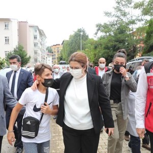 Aile ve Sosyal Hizmetler Bakanımız Derya Yanık, selden etkilenen Rize ve Artvin'de incelemelerde bulundu - fotoğraf 4