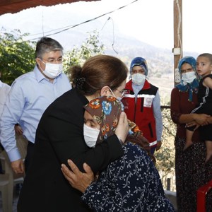 Aile ve Sosyal Hizmetler Bakanımız Derya Yanık, Osmaniye'de orman yangınında zarar gören alanlarda incelemede bulundu - fotoğraf 1