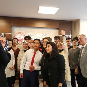 Bakanımız Yanık Kuruluşlarda Yetişmiş ve YKS’de Başarılı Olmuş Gençlerle Bakanlıkta Bir Araya Geldi - fotoğraf 4